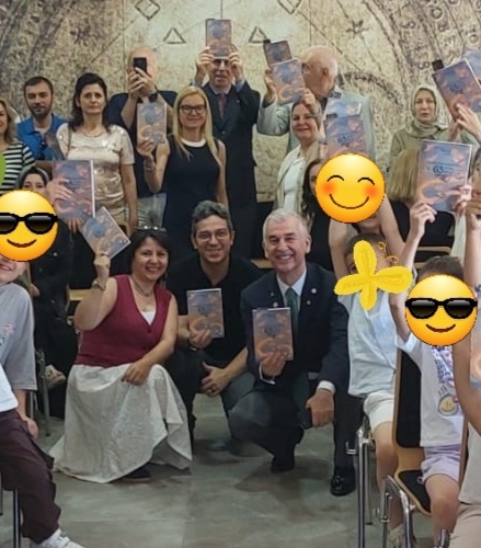 Çocuklar kitaplarını gururla havaya kaldırıyor