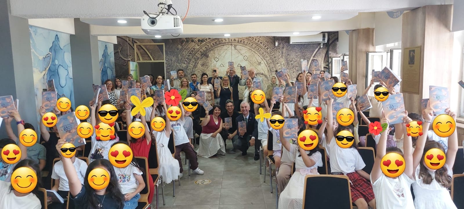 Rotary Çocuk Yazarlar Kulübü kitap teslim töreni — grup fotoğrafı